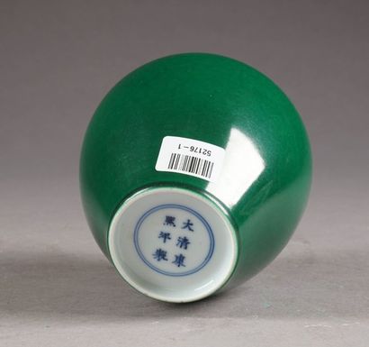Petit Vase globulaire. Col tubulaire. Porcelaine...
