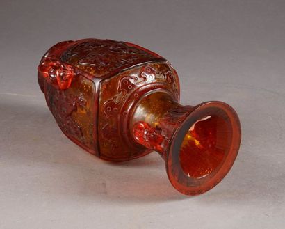 Vase quadrangulaire à Col évasé. Verre de...