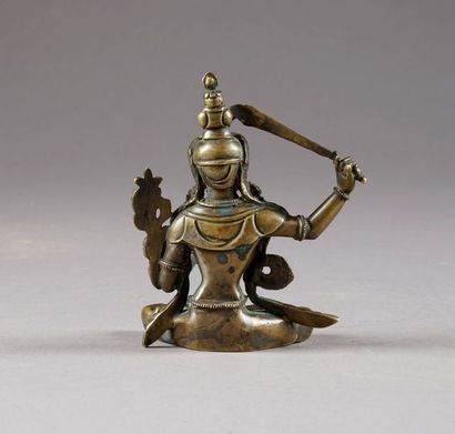 Manjushri assis en vajrasana. La main droite...