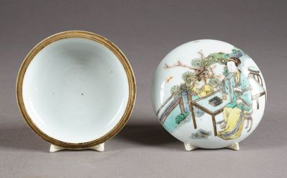 Boîte ronde. A émaux fencai. Décor, en plein,...