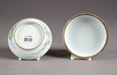 Boîte ronde. A émaux fencai. Décor, en plein,...