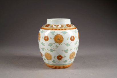Vase en Forme de Jarre. A motifs de rinceaux...