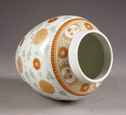 Vase en Forme de Jarre. A motifs de rinceaux...
