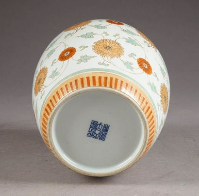 Vase en Forme de Jarre. A motifs de rinceaux...