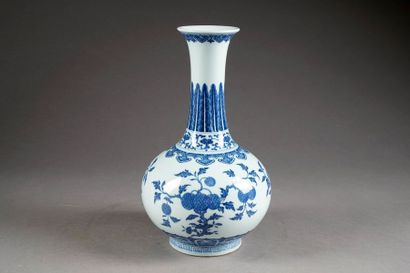 Vase à panse et à long Col tubulaire évasé....