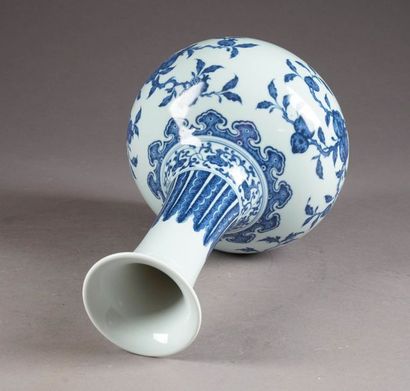 Vase à panse et à long Col tubulaire évasé....