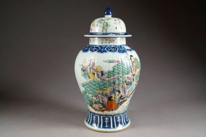 Potiche couverte, côtelée. Au décor, en polychromie,...