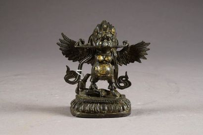 Garuda. Debout, les ailes déployées, piétinant...