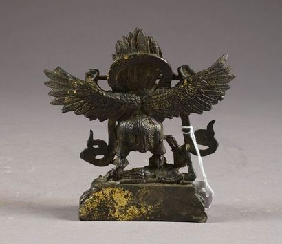 Garuda. Debout, les ailes déployées, piétinant...