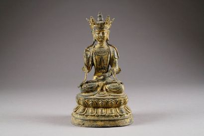 Bodhisattva assis en Vitarka mudra. Vêtu...