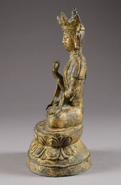 Bodhisattva assis en Vitarka mudra. Vêtu...