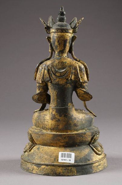 Bodhisattva assis en Vitarka mudra. Vêtu...