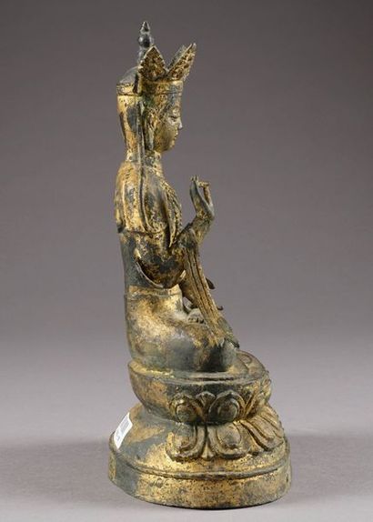 Bodhisattva assis en Vitarka mudra. Vêtu...