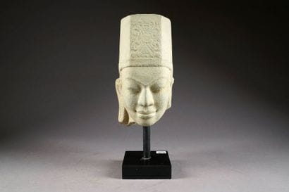Tête de Divinité souriante. Longs lobes d'oreilles...