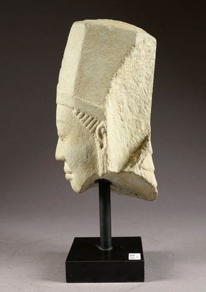 Tête de Divinité souriante. Longs lobes d'oreilles...