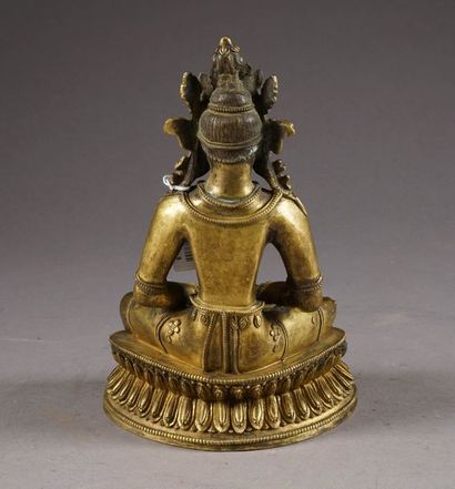 Bouddha Amitayus. Représenté assis en padmasana,...