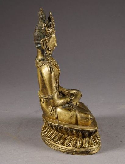 Bouddha Amitayus. Représenté assis en padmasana,...