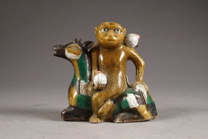 Verseuse à Vin. Prenant la forme d'un singe,...