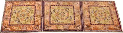 Carpette Chine. Décor, en triptyque, d'une...