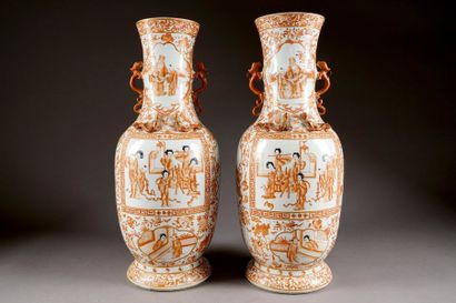 Paire de grands Vases Maillet. Sur pied évasé....