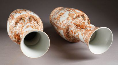 Paire de grands Vases Maillet. Sur pied évasé....