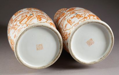 Paire de grands Vases Maillet. Sur pied évasé....