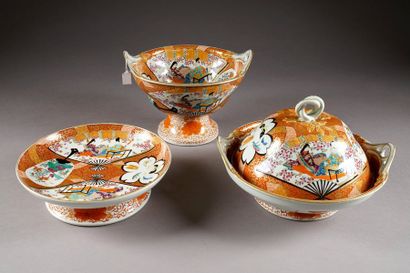 Arita. Trois pièces de forme. Décorées sur...