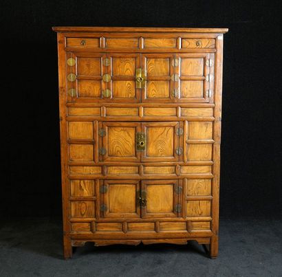 Armoire. La face, ornée de multiples traverses,...