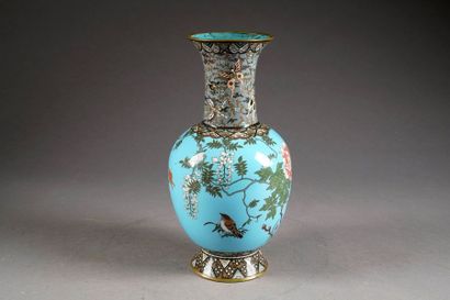 Vase. A panse et à col en trompêtte. Très...