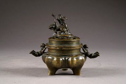 Brûle-Parfum tripode. A prises figurant les...