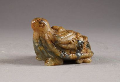 Tortue. Jade vert marbré, sculpté. Art chinois....