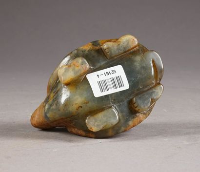 Tortue. Jade vert marbré, sculpté. Art chinois....