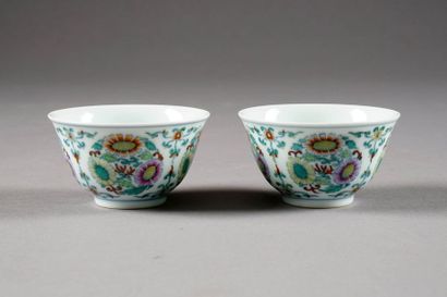 Paire de Pochons. Porcelaine de Chine à émaux...
