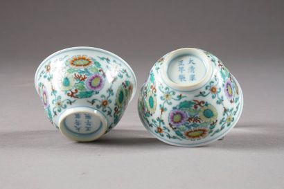 Paire de Pochons. Porcelaine de Chine à émaux...