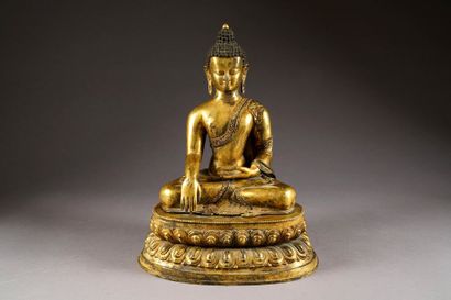 Bouddha méditant. Assis en padmasana, vêtu...