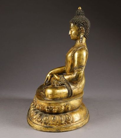 Bouddha méditant. Assis en padmasana, vêtu...