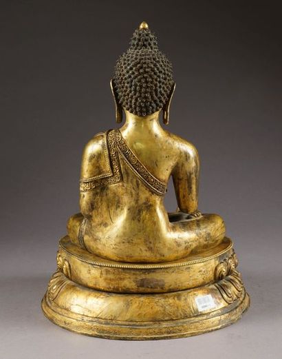 Bouddha méditant. Assis en padmasana, vêtu...