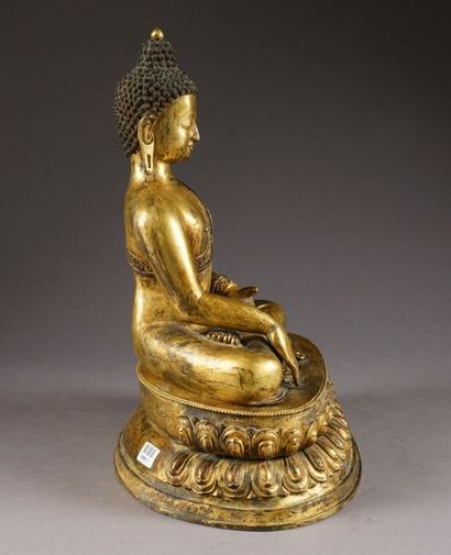 Bouddha méditant. Assis en padmasana, vêtu...