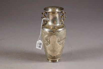 Vase. Col pincé accosté de deux anses en...