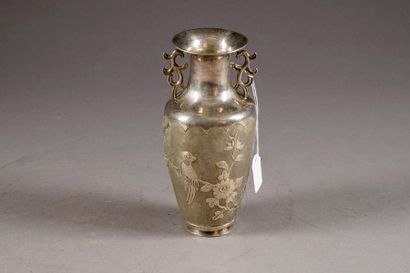 Vase. Col pincé accosté de deux anses en...