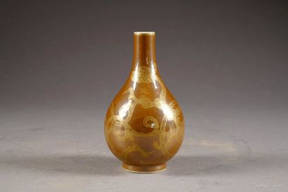 Vase piriforme. Fond capucin d'où se détache...