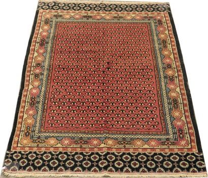 Carpette Chine. Fond rouge et bordure à cartouches...