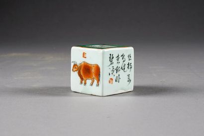 Cachet cubique. Porcelaine polychrome de...