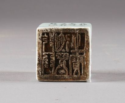 Cachet cubique. Porcelaine polychrome de...