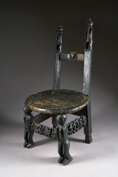 Chaise Tchokwé. Pieds antérieurs anthropomorphes...