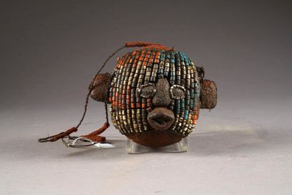 Tête perlée Bamileke (Atwonzen). Aux oreilles...