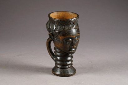 Coupe céphalomorphe Kuba. Bois sculpté à...