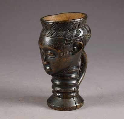 Coupe céphalomorphe Kuba. Bois sculpté à...