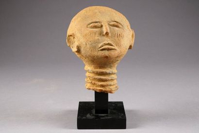 Tête Aka. A cou annelé, au visage schématisé...