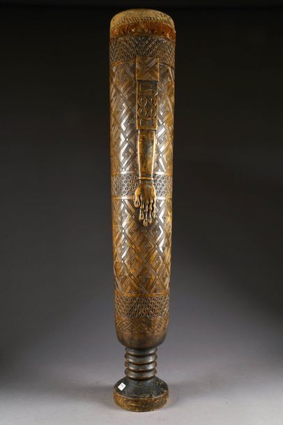 Tambour Lélé Kuba de Forme cylindrique. Pied...